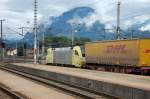 Da isser: Nun hngt er hintendran und schiebt den Trailerzug. ES 64 U2-011 in Wrgl Hbf. (20.07.2008)