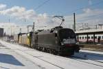 182 505 + 182 511 mit KLV Zug am 31.01.2010 in Mnchen Ost.