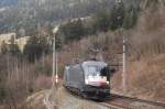 ES 64 U2 - 028 und ihre Schwester ES 64 U2-005 ziehen eine RoLa zum Brenner, hier kurz nach Verlassen des Schnbergtunnels. Nachgeschoben wurde dieser Zug von der   Transped -185, 185 526. 21.3.2010