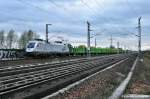 Raildox ES 64 U2-101 fhrt mit dem Holzzug gen Berlin (Wustermark-Kanalbrcken 11.04.10)