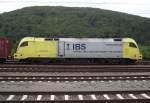 182 596-7 (ES 64 U2-096) von IBS steht am 30. Juli 2011 mit einem Containerzug in Gemnden (Main) abgestellt.
