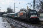 ES 64 U2-036 hinter HKX 1800 in Recklinghausen 9.2.2013