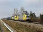 Die ES 64 U2-012 und die ES 64 U2-095 mit einem KLV-Zug am 03.03.2013 unterwegs bei Langenisarhofen.
