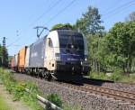 182 535 (ES 64 U2-035) mit Containerzug in Fahrtrichtung Norden.