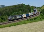 Die ES 64 U2 027  ÖKOSTROM  sowie die 1216 950 waren am 08.06.2014 mit dem WLC-Güterzug  47698 unterwegs, und wurden von mir  auf der  Steinbauerwiese  bei Eichberg fotografiert. 