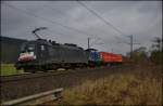 ES 64 U2-063 (ex ES 64 U2-051) und V1354 von evb sind mit einen Containerzug in Richtung Süden am 28.01.15 bei Hermannspiegel unterwegs.