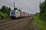 ES 64 U2-020 von der WLC-GmbH ist am 10.06.15 mit einen Containerzug bei Fulda unterwegs.