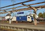 Passt nicht ganz oder nur so eben. 182 524-9 der Wiener Lokalbahn Cargo GmbH hilft der großen DB aus. Noch parkt sie am Ende von Gleis 3, aber in Kürze wird sie mit dem IC 180 Richtung Stuttgart starten. Singen, August 2015.