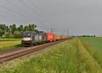 182 527 mit einem Containerzug am 31.05.2015 bei Plattling.