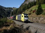 Die ES 64 U2-011 und die ES 64 F4-0023 mit einem KLV-Zug am 22.10.2016 unterwegs bei St. Jodok.