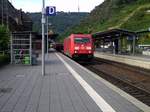 185 317-5 als gemischter Gz Richtung Koblenz durchfährt den Bahnhof Cochem (Mosel) auf Gleis 1. [30.6.2016]
