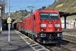 Durch den Bahnhof Linz gen süden fahrend ist hier die  185 294-6 mit einem Mischer zu sehen.