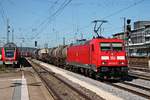 Mit einem gemischten Güterzug fuhr am 26.08.2015 die 185 222-7 über Gleis 7 durch Regensburg Hbf gen Süden.