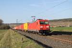 185 280-5 DB mit einem langen Containerzug bei Retzbach-Zellingen am 28.03.2017