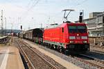 Mit einem gemischten Güterzug fuhr am 26.08.2015 die sehr saubere 185 254-0 durch den Hauptbahnhof von Regensburg in Richtung Süden.