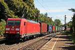 Am 27.08.2015 bespannte 185 275-5 einen langen Containerzug, als sie durch den Hp Etterzhausen in Richtung Nürnberg fuhr.