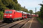 Mit einem langen Autozug fuhr am 27.08.2015 die 185 366-2 durch den Haltepunkt von Etterzhausen in Richtung Norden.