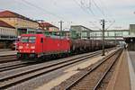 Mit einem Kesselwagenzug fuhr am 27.08.2015 die 185 216-9 über Gleis 6 durch den Regensburger Hauptbahnhof in Richtung Norden.