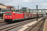 Am 28.08.2015 fuhr 185 306-8 mit einem Autoteilezug durch den Regensburger Hauptbahnhof in Richtung Regensburg Prüfening.