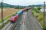 185 180 begegnete am 12.8.09 mit einem Güterzug Richtung Würzburg vor Retzbach-Zellingen einem Güterzug in der Gegenrichtung. Das mittige Überholungsgleis mündet mit einer Y-Weiche in die Streckengleise. 