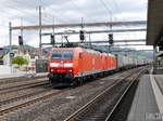 DB - Loks 185 128-6 und 185 127-8 vor Güterzug bei der durchfahrt im Bahnhof Rothrist am 03.05.2017