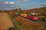 Mit einem Containerzug fuhr am 25.10.2015 die 185 038-7 südlichen von Müllheim (Baden) in Richtung Schweizer Grenze.