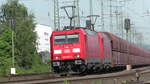 DB 185 303 zieht zusammen mit 185 211 einen Kohlezug am Rhein entlang. Hier passiert der Zug gerade Koblenz-Lützel in Richtung Hbf.