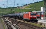 185 045 passiert mit ihrem Kesselwagenzug am 12.06.17 den Würzburger Hbf.