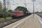 Aus Brühl kommt die 185 054-4 durch Kalscheuren gefahren am Samstag den 8.7.2017,
es herrscht reger Güterzugbetrieb, da die rechte Rheinstrecke wegen Bauarbeiten nicht von Güterzügen gefahren wird.
