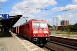 185 347-2 DB als Containerzug durchfährt den Bahnhof Lüneburg auf der Bahnstrecke Hannover–Hamburg (KBS 110) Richtung Hannover.