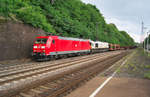 185 035-3 mit ECR 247 031-8 im Schlepp bringt einen langen gemischten Güterzug aus Richtung Neunkirchen zum Saarbrücker Rangierbahnhof. Hier rollt die Fuhre im gemütlichen Tempo durch den Hp.  Jägersfreude. Bahnstrecke 3263 Saarbrücken Rbf. - Dudweiler Saar (Güterzuggleis) am 20.07.2017