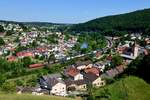 Eines der schönsten Motive im Altmühltal ist der Blick vom sogenannten Panorama-Weg über der Ort Solnhofen. Am 18. Juni 2017 gelang mir hier die Aufnahme von der 185 374 mit ihrem KT 43256 von Verona Q. E. nach Köln Eifeltor Bez III.