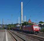 185 300 rollt mit einem Containerzug durch den Hauptbahnhof von Göttingen.