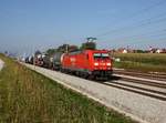 Die 185 250 am 24.09.2011 mit einem Güterzug unterwegs bei Hattenhofen.