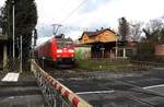 Die 185 145-0 der DB Cargo mit einem Güterzug durch Königswinter-Niederdollendorf in richtung Koblenz.