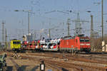 DB Lok 185 131-0 durchfährt den Badischen Bahnhof. Die Lok 119 008-0 wird aufgerüstet. Die Aufnahme stammt vom 13.01.2018.