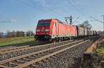 185 367-0 ist mit seinen kurzen Güterzug nach Würzburg/M. bei Buchbrunn-Mainstockheim unterwegs,gesehen am 10.01.2018.