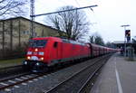 185 380-3 DB steht in Rheydt-Hbf mit einem Kohlezug aus Köln nach Neuss  und  wartet auf die Weiterfahrt nach Mönchengladbach und fährt dann weiter in Richtung Mönchengladbach-Hbf.