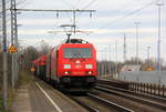 185 205-2 DB kommt mit einem Aluzug aus Göttingen nach Nievenheim und kommt aus Richtung Duisburg-Hochfeld-Süd und fährt durch Duisburg-Rheinhausen-Ost in Richtung