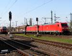 185 003-1 und 185 289-6 als Doppeltraktion am 08.04.2018 mit Güterzug auf der Riedbahn im Bahnhof Riedstadt-Goddelau.