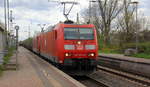 185 075-9 und eine 185er beide von DB kommen mit einem leeren Coilzug aus Süden nach Oberhausen-West und kammen aus Richtung Köln-Süd,Köln-West,Köln-Nippes,Köln-Longerich,Köln-Chorweiler,Köln-Worringen,Dormagen-Bayerwerk,Dormagen und fahren durch Nievenheim in Richtung Neuss-Allerheiligen,Norf,Neuss-Süd,Neuss-Hbf,Meerbusch-Osterath,Krefeld-Oppum,Krefeld-Linn,Krefeld-Uerdingen,Krefeld-Hohenbudberg-Chempark,Duisburg-Rheinhausen,Duisburg-Rheinhausen-Ost,Duisburg-Hochfeld-Süd.
Aufgenommen vom Bahnsteig 1 in Nievenheim. 
Bei Sonne und Wolken am Nachmittag vom 15.4.2018. 