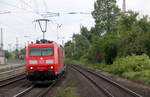 185 060-1 DB kommt mit einem LKW-Zug aus Verona(I) nach Köln-Eifeltor(D)  und kommt aus Richtung Koblenz,Bonn und fährt durch Roisdorf bei Bornheim in Richtung Köln. 
Aufgenommen vom Bahnsteig in Roisdorf bei Bornheim. 
Bei schönem Sonnenschein und Wolken am Nachmittag vom 1.5.2018.