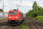 185 345-6 DB kommt mit Containerzug aus Gallarate(I) nach Zeebrugge-Voorhaven-West(B)  und kommt aus Richtung Koblenz,Bonn und fährt durch Roisdorf bei Bornheim in Richtung Köln,Aachen.