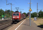 185 144-3 DB kommt aus Richtung Mönchengladbach-Hbf mit einem Güterzug aus Ruhrgebiet nach Köln-Gremberg(D) und fährt durch den Rheydter-Hbf in Richtung Grevenbroich,Köln. 
Aufgenommen vom Bahnsteig 3 in Rheydt-Hbf. 
Bei Sommerwetter am Mittag vom 1.7.2018.