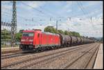 185 229 fährt am 5.07.2018 mit einem Güterzug durch den Bahnhof Neulengbach.