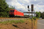 185 251-6 DB kommt aus Richtung Koblenz mit einem gemischten Güterzug aus Süden nach Köln-Gremberg und fährt durch Bad-Honnef am Rhein in Richtung Köln.