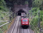 Ein Nachschuss auf die 185 235-9 DB fährt als Schubhilfe sie schiebt einen Schrottzug aus Köln-Kalk(D) nach Genk-Goederen(B) aus Aachen-West nach Belgien bis zum Gemmenicher-Tunnel. Vorne fährt die 186 319-0 der Euro-Cargo-Rail.
Aufgenommen in Reinartzkehl an der Montzenroute. 
Am Abend vom 8.8.2018.