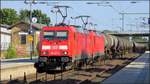 185 225-0 und Schwesterlok ziehen ihren Kesselwagenzug durch den Bahnhof von Sechtem, gelegen an der linken Rheinstrecke zwischen Brühl und Bonn. Hier zu sehen bei der Durchfahrt am 18.August 2018.