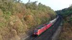 Zwei 185er ziehen einen Güterzug auf der Main-Neckar Bahn gen Süden, hier kurz hinter Darmstadt Süd.