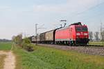 Am Mittag des 11.04.2017 bespannte die 185 102-1 einen gemischten Güterzug (Chiasso - Mannheim Rbf), als sie nördlich von Müllheim (Baden) bei Hügelheim durchs Rheintal in Richtung Buggingen fuhr.